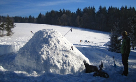 Bau einer Schneehöhle